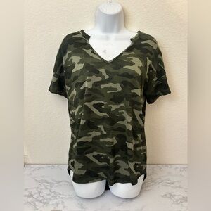 a.n.a A New Approach Camo Tee Short Sleeve Women’s M Green Pullover V Neck